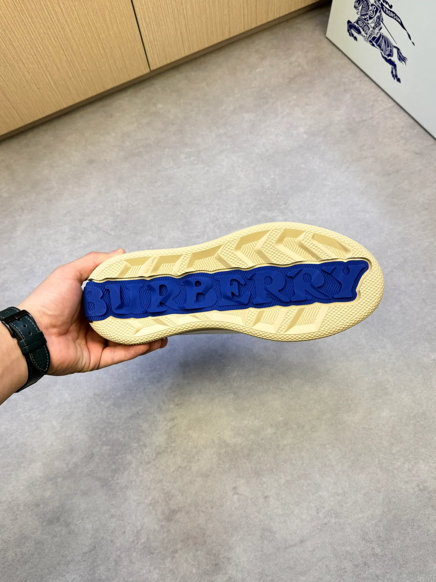 P400 [BURBERRY] Burberry casual sports sneakers - Upper: imported 🔝 open edge beaded calfskin, brand totem cloth, tongue brand cloth label - Inner: water-dyed cowhide - Outsole: ultra-light TPR rubber; two-color molded outsole - Super high quality control·Fine workmanship: highlighted (high-end, extravagance, grade) -Size: 38-44 (Male 45, can be customized)·BBR0372
